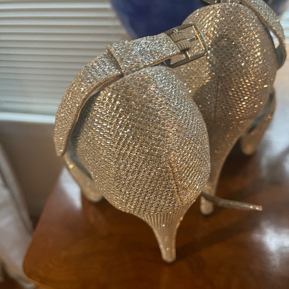 Shi Heels - Picture 3 of 7